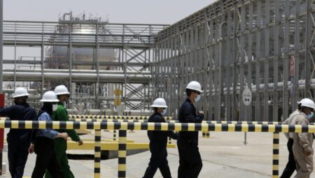 Aramco 10 milyar dolarlık yatırım için Total ve Sinopec ile görüşüyor